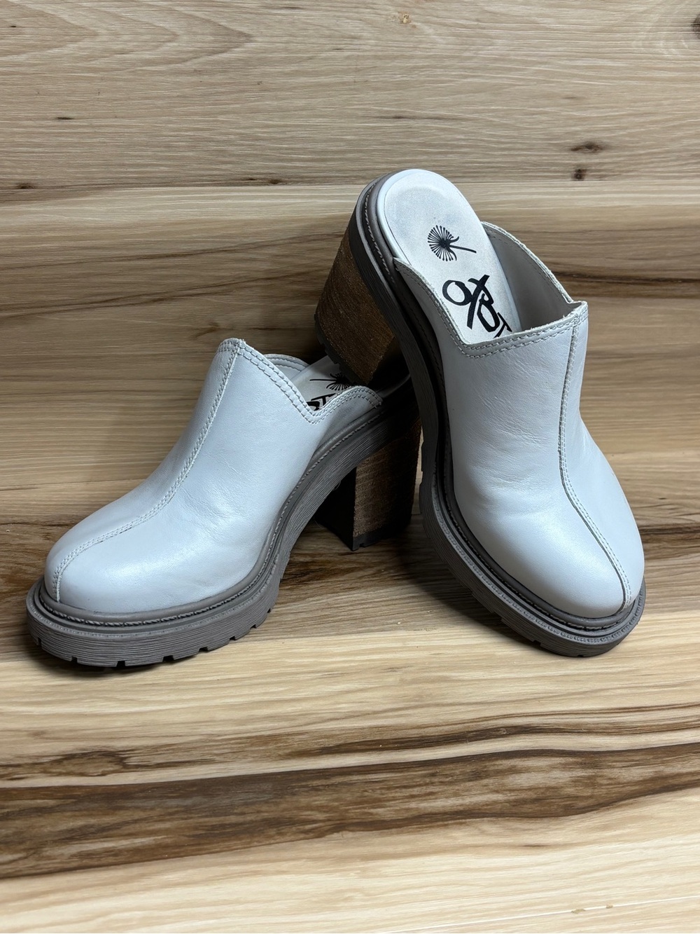 OTBT Rise Heeled Mule in a light grey leather size 7